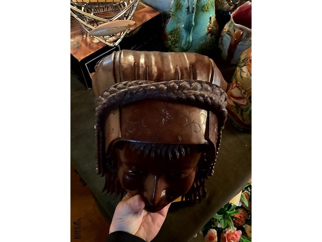 Lot 327 - gesneden houten masker met benen tanden - afbeelding 2 van  3