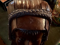 Lot 327 - gesneden houten masker met benen tanden - afbeelding 2 van  3