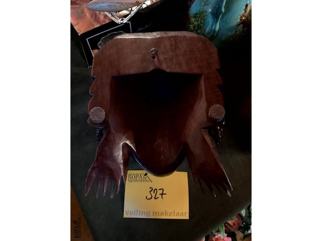 Lot 327 - gesneden houten masker met benen tanden - afbeelding 3 van  3