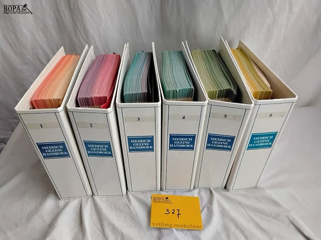 Lot 327 - lot medisch gezinshandboek, 6 mappen - afbeelding 1 van  1