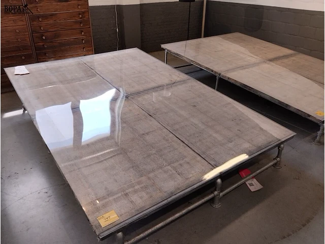 Lot 327 - presentatietafel met scheepsvloer - afbeelding 1 van  2