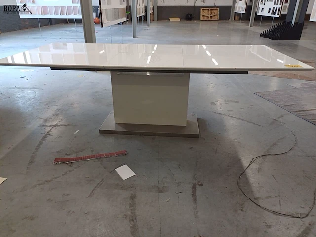 Lot 327 - uitschuifbare witte design tafel - afbeelding 1 van  5