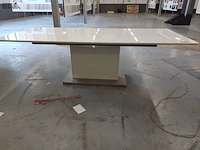 Lot 327 - uitschuifbare witte design tafel - afbeelding 1 van  5