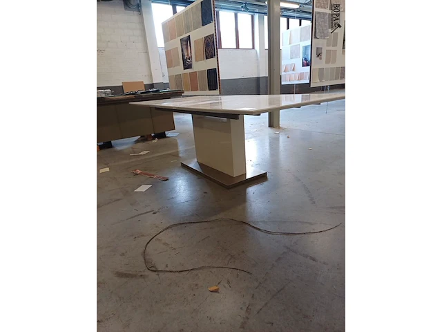Lot 327 - uitschuifbare witte design tafel - afbeelding 2 van  5