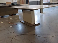 Lot 327 - uitschuifbare witte design tafel - afbeelding 2 van  5