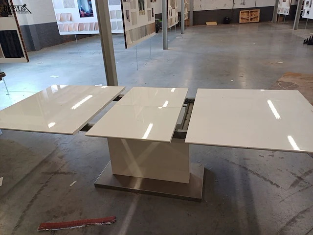 Lot 327 - uitschuifbare witte design tafel - afbeelding 3 van  5