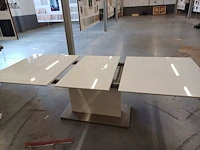Lot 327 - uitschuifbare witte design tafel - afbeelding 3 van  5