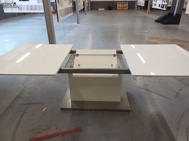 Lot 327 - uitschuifbare witte design tafel - afbeelding 4 van  5