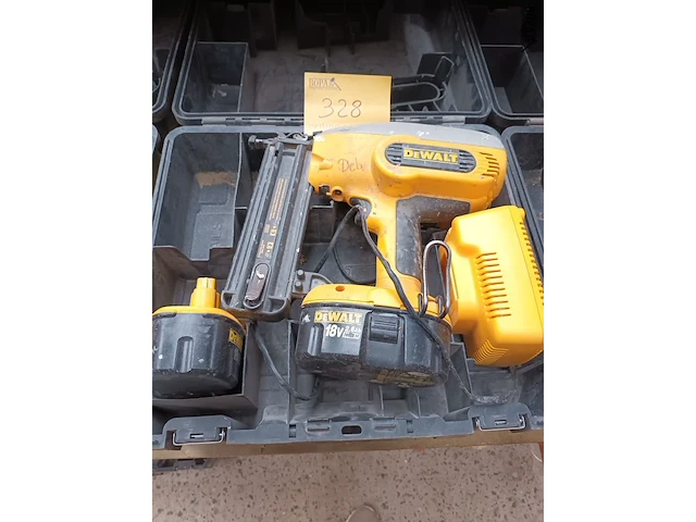 Lot 328 - dewalt accu tacker - afbeelding 1 van  4