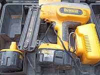 Lot 328 - dewalt accu tacker - afbeelding 1 van  4