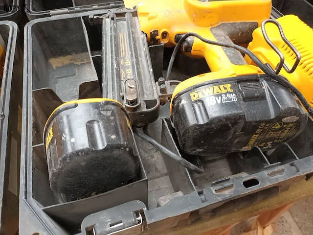 Lot 328 - dewalt accu tacker - afbeelding 2 van  4