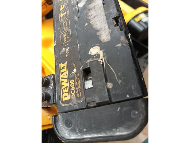 Lot 328 - dewalt accu tacker - afbeelding 4 van  4