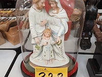 Lot 328 - globe met heilige familie - afbeelding 1 van  3