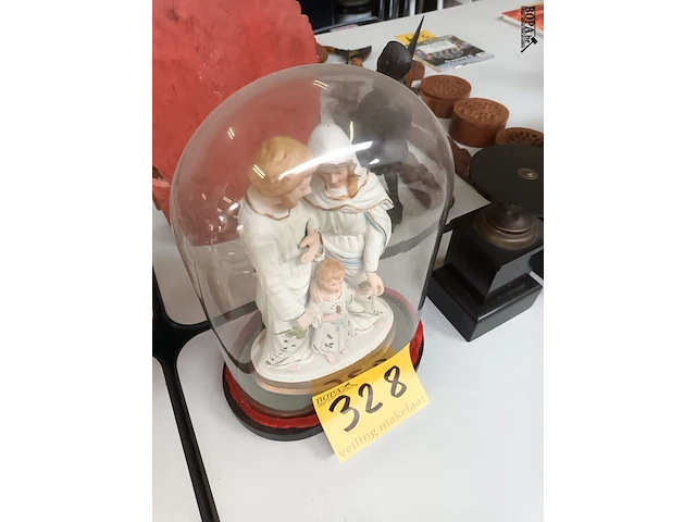 Lot 328 - globe met heilige familie - afbeelding 2 van  3