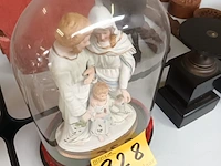 Lot 328 - globe met heilige familie - afbeelding 2 van  3