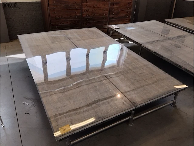 Lot 328 - presentatietafel met scheepsvloer - afbeelding 1 van  3