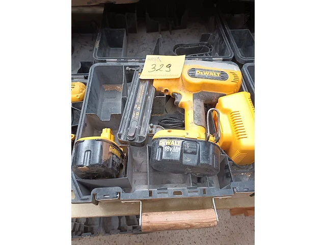 Lot 329 - dewalt accu tacker - afbeelding 1 van  4