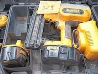 Lot 329 - dewalt accu tacker - afbeelding 1 van  4