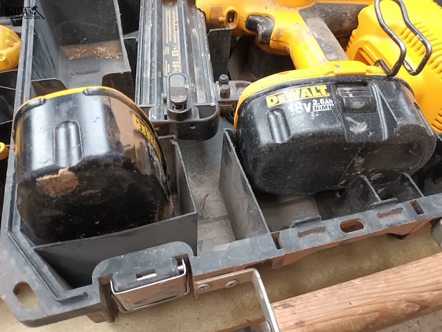 Lot 329 - dewalt accu tacker - afbeelding 2 van  4