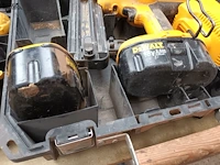Lot 329 - dewalt accu tacker - afbeelding 2 van  4