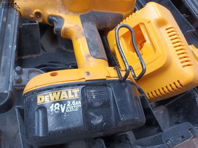 Lot 329 - dewalt accu tacker - afbeelding 3 van  4