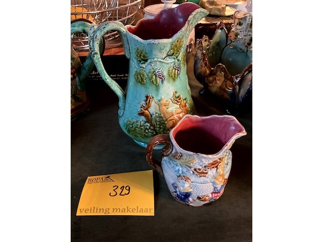 Lot 329 - majolicakan met reliefdecor/kleine majolica - afbeelding 1 van  8