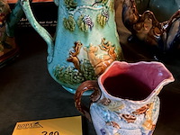 Lot 329 - majolicakan met reliefdecor/kleine majolica