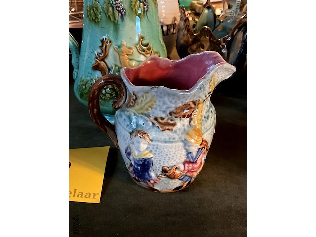 Lot 329 - majolicakan met reliefdecor/kleine majolica - afbeelding 2 van  8