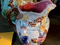 Lot 329 - majolicakan met reliefdecor/kleine majolica - afbeelding 2 van  8