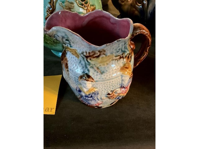 Lot 329 - majolicakan met reliefdecor/kleine majolica - afbeelding 3 van  8