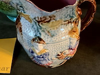 Lot 329 - majolicakan met reliefdecor/kleine majolica - afbeelding 3 van  8