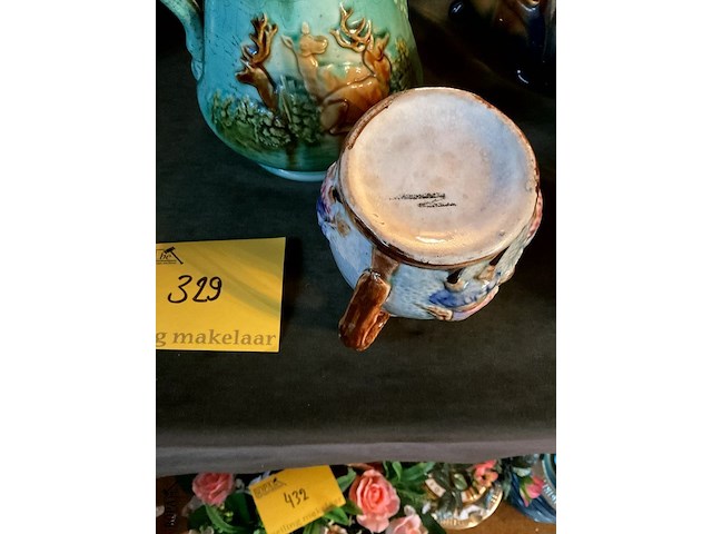 Lot 329 - majolicakan met reliefdecor/kleine majolica - afbeelding 4 van  8