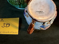 Lot 329 - majolicakan met reliefdecor/kleine majolica - afbeelding 4 van  8