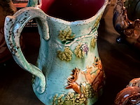 Lot 329 - majolicakan met reliefdecor/kleine majolica - afbeelding 5 van  8