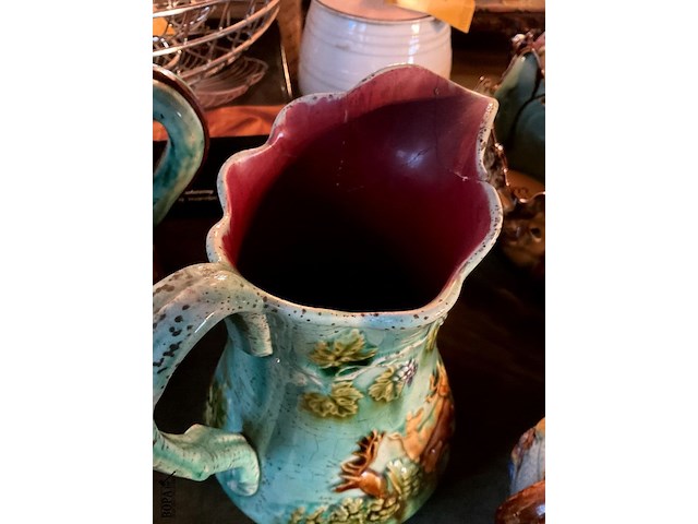 Lot 329 - majolicakan met reliefdecor/kleine majolica - afbeelding 6 van  8