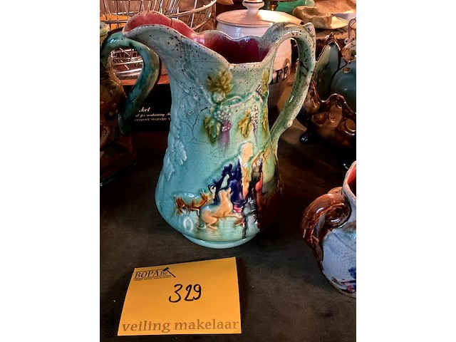 Lot 329 - majolicakan met reliefdecor/kleine majolica - afbeelding 7 van  8