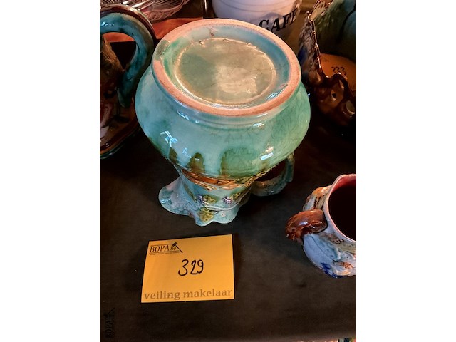 Lot 329 - majolicakan met reliefdecor/kleine majolica - afbeelding 8 van  8