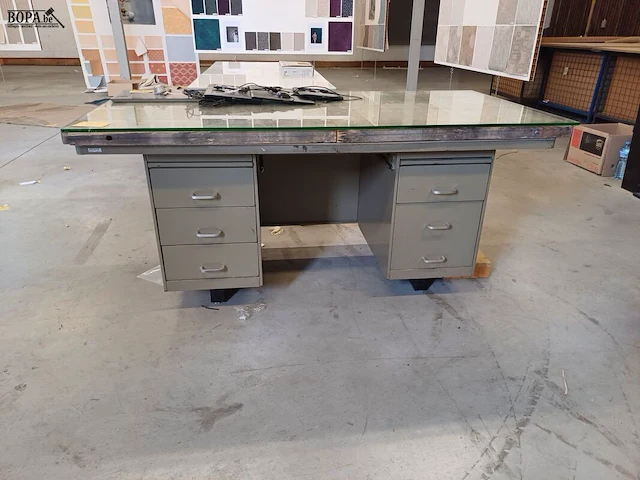 Lot 329 - metalen bureau met 6 lades, scheepvloer top en glasplaat - afbeelding 1 van  5