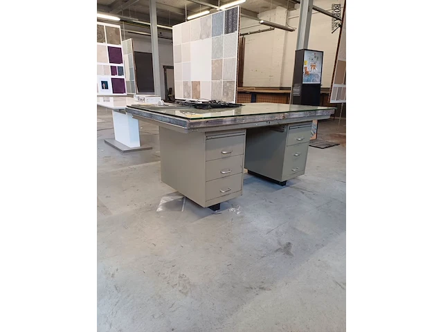 Lot 329 - metalen bureau met 6 lades, scheepvloer top en glasplaat - afbeelding 2 van  5