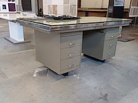 Lot 329 - metalen bureau met 6 lades, scheepvloer top en glasplaat - afbeelding 2 van  5