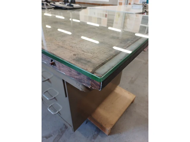 Lot 329 - metalen bureau met 6 lades, scheepvloer top en glasplaat - afbeelding 4 van  5