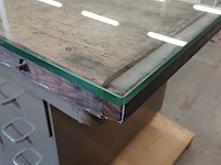 Lot 329 - metalen bureau met 6 lades, scheepvloer top en glasplaat - afbeelding 4 van  5
