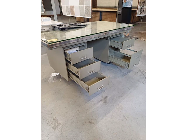 Lot 329 - metalen bureau met 6 lades, scheepvloer top en glasplaat - afbeelding 5 van  5
