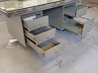 Lot 329 - metalen bureau met 6 lades, scheepvloer top en glasplaat - afbeelding 5 van  5