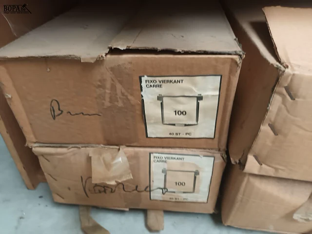 Lot 33 - bevestigingsbeugels. 6 dozen - afbeelding 5 van  5