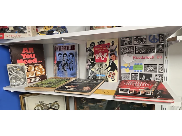 Lot 33 - boeken, rock en roll en speelfilm en grote iconen - afbeelding 1 van  3