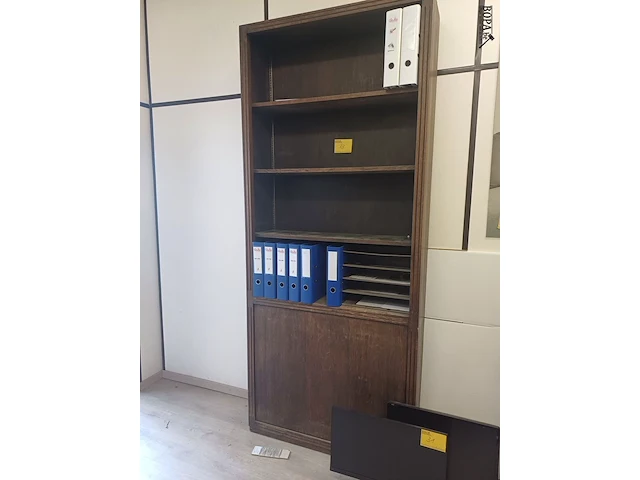 Lot 33 - boekenkast - afbeelding 1 van  2