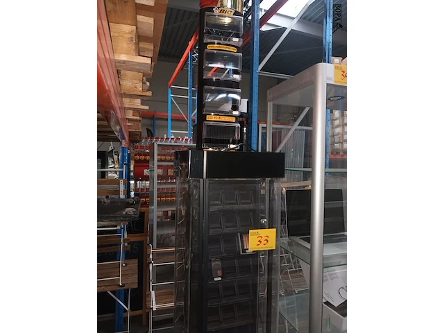 Lot 33 - display kast voor zippo en bic - afbeelding 1 van  6