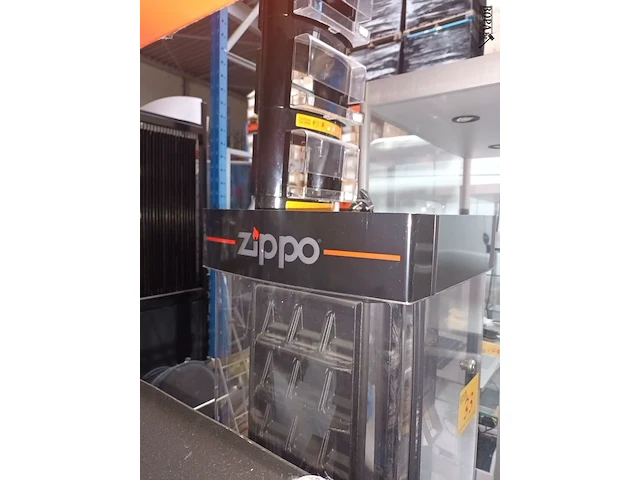 Lot 33 - display kast voor zippo en bic - afbeelding 5 van  6