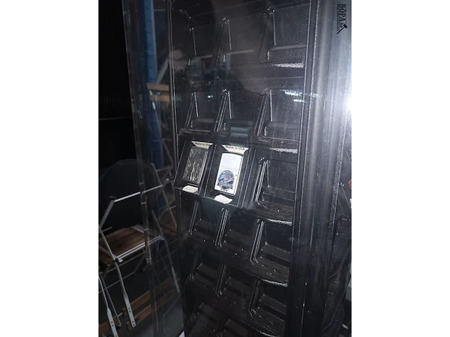 Lot 33 - display kast voor zippo en bic - afbeelding 6 van  6